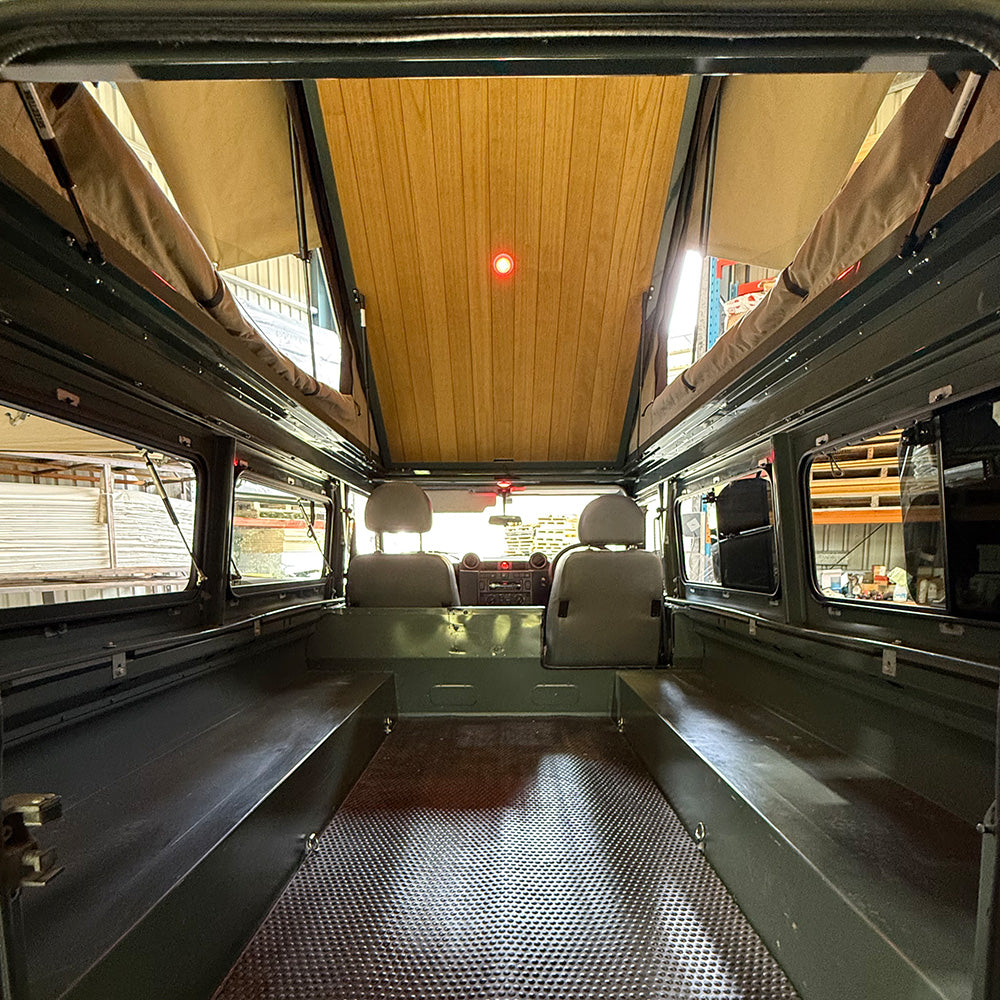 Headspace Defender 110 升降車頂內部的木質頂蓬與照明