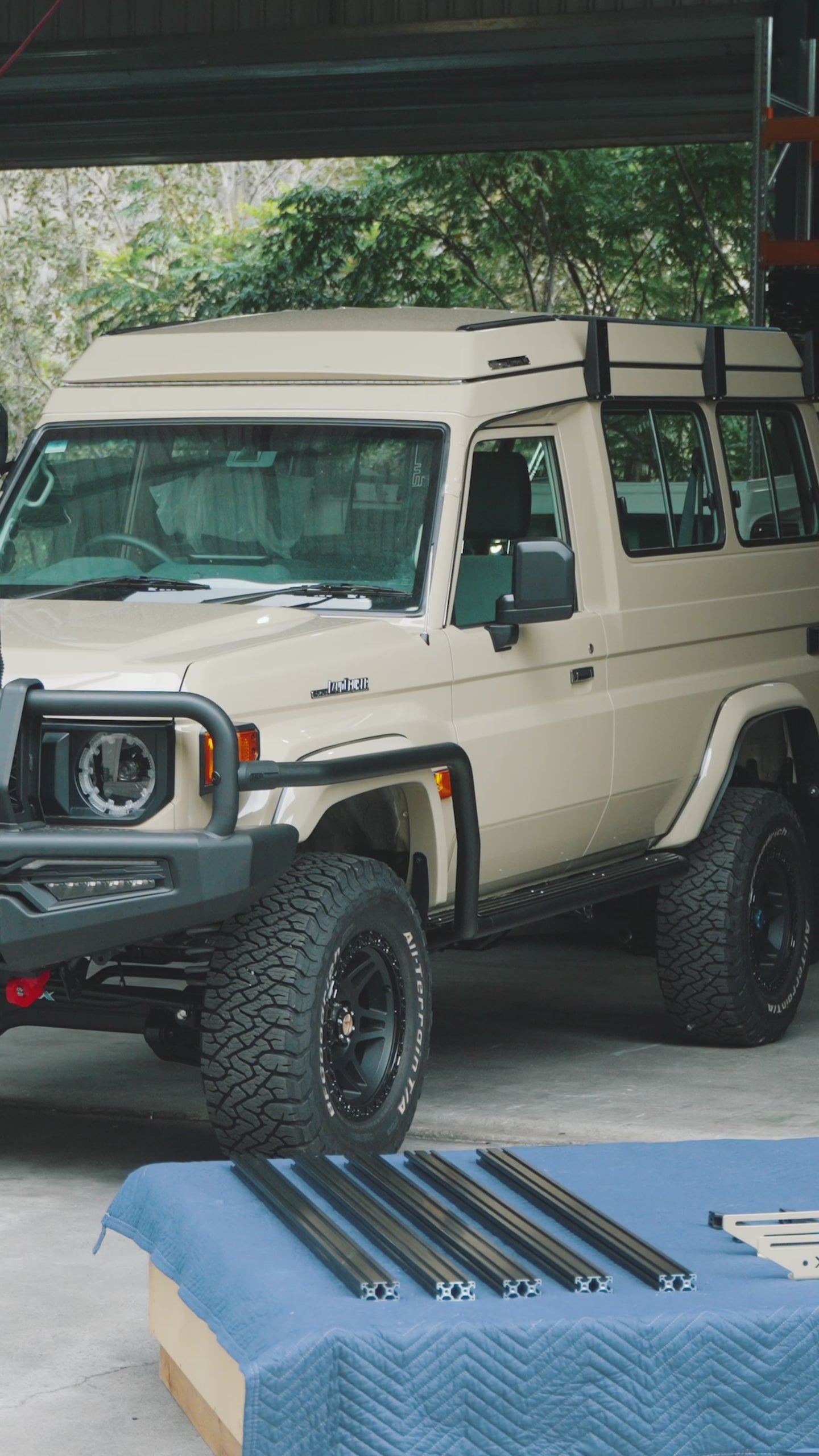 Close up video of 270 degrees awning product on vehicle.